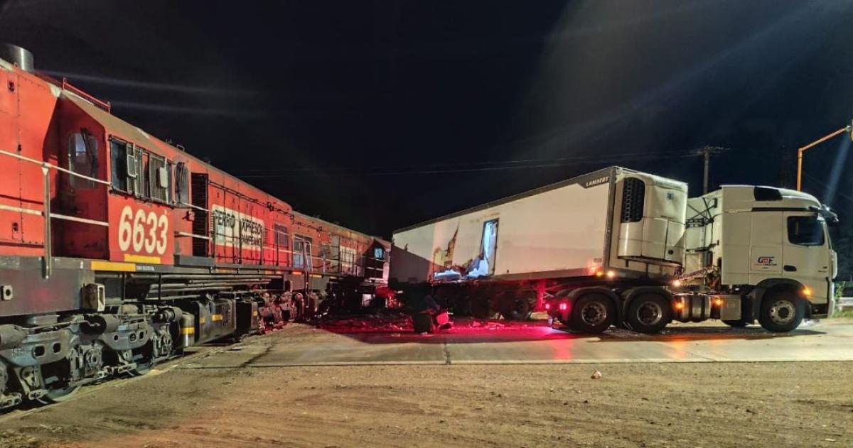 Tren de cargas embistioacute a un camioacuten en Catriloacute