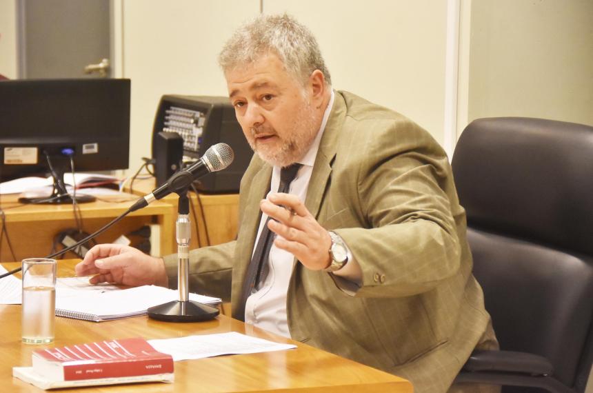 Tres antildeos de prisioacuten por estafar a dosadultos mayores con el cuento del nieto