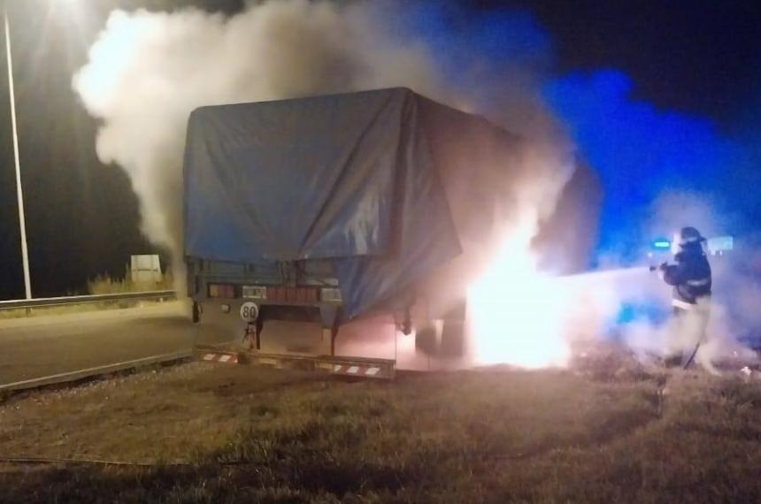 Se le incendiaron las ruedas a un camioacuten entre Mayer y Baroacuten