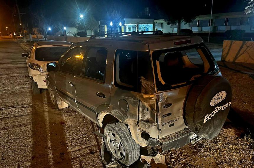 Camioneta dantildeoacute dos autos estacionados y luego fue encontrada abandonada