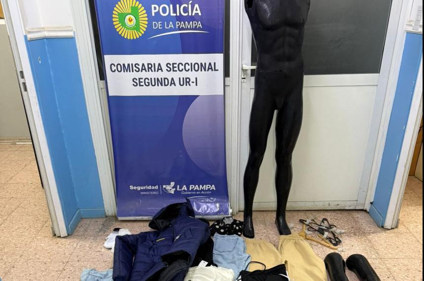 Robaron un maniquiacute con ropas pero lo recuperoacute la policiacutea