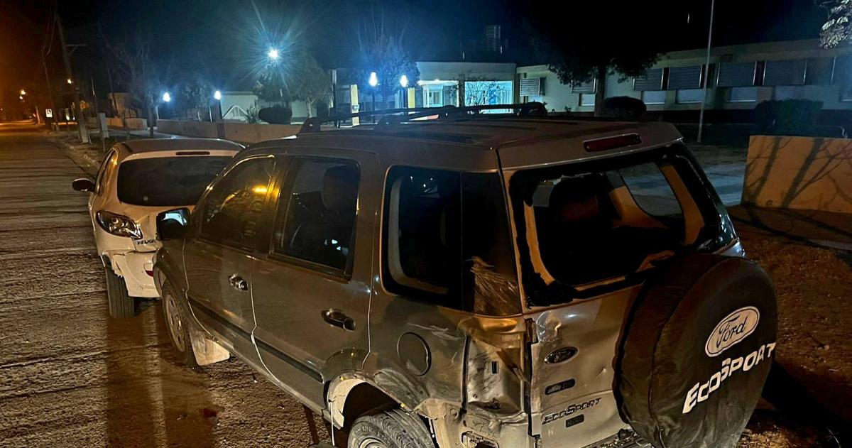 Camioneta dantildeoacute dos autos estacionados y luego fue encontrada abandonada
