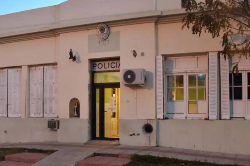 Un hombre amenazoacute a su pareja y a un policiacutea armado con dos cuchillos