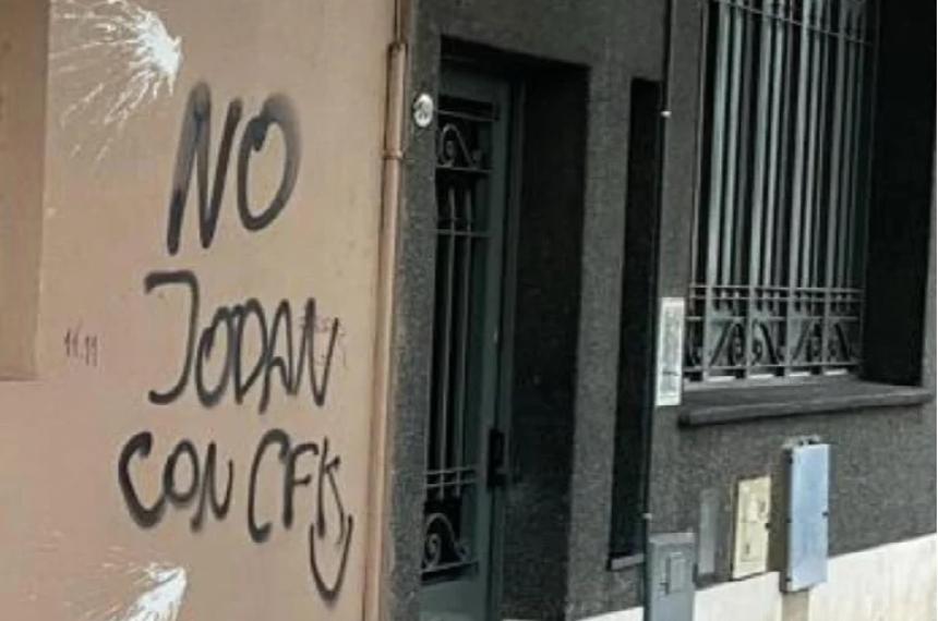 Nuevo ataque al edificio de Radio Rivadavia con agravios y panfletos agresivos