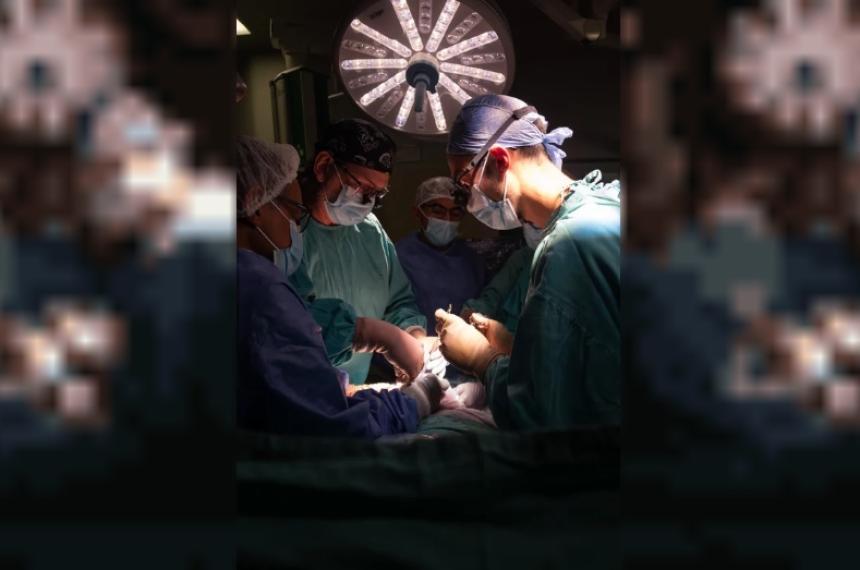 Hazantildea en el Garrahan- operaron a una beba en el uacutetero de su mamaacute