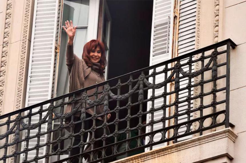 Tobillera electroacutenica y reacutegimen de visitas- las condiciones que le fijoacute el juez a Cristina Kirchner para la domiciliaria