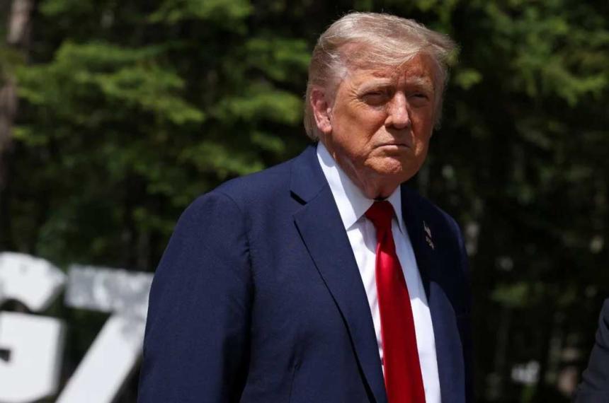 Trump exige la rendicioacuten de Iraacuten y advierte que sabe doacutende se esconde su liacuteder supremo