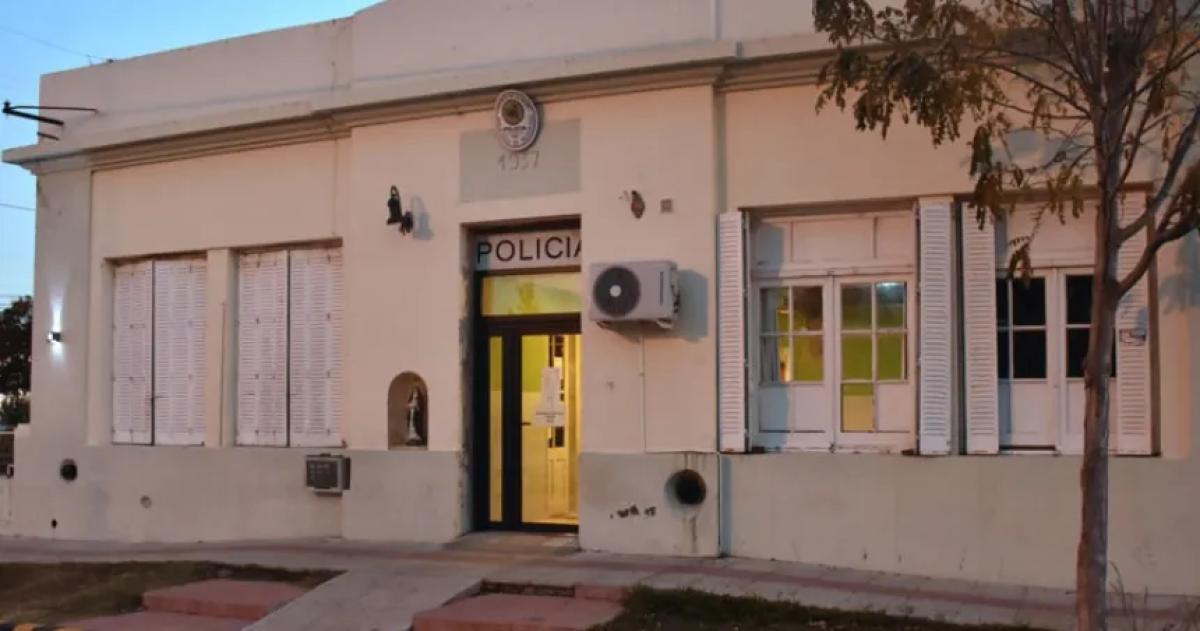 Un hombre amenazoacute a su pareja y a un policiacutea armado con dos cuchillos