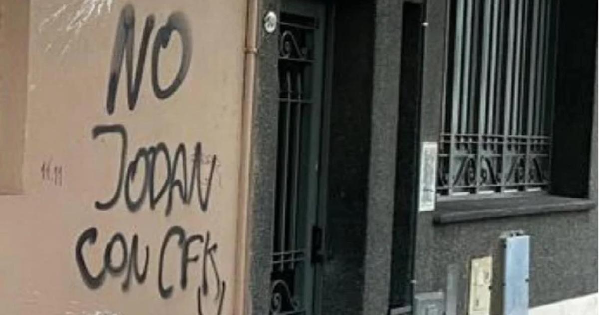 Nuevo ataque al edificio de Radio Rivadavia con agravios y panfletos agresivos