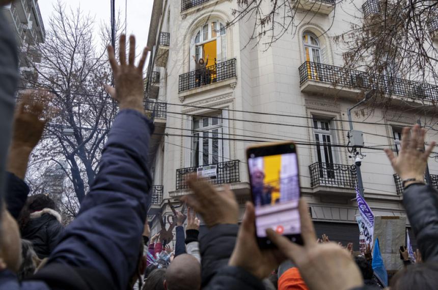 iquestPuedo salir o no al balcoacuten de mi casa