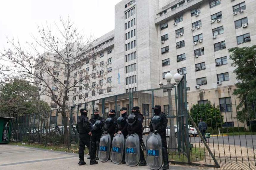 Todos los condenados por Vialidad se presentaron en Comodoro Py y quedaron detenidos