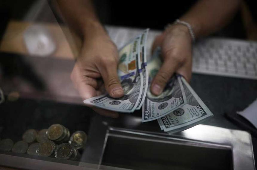 iquestPor queacute cae el doacutelar- los 4 factores que empujaron a la divisa al precio maacutes bajo en un mes