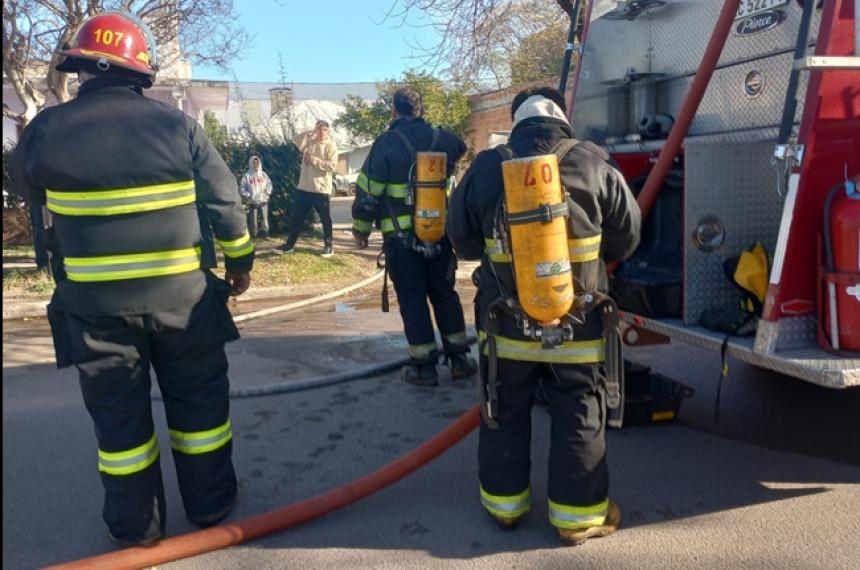 Bomberos controlaron un incendio en un depoacutesito de Pico