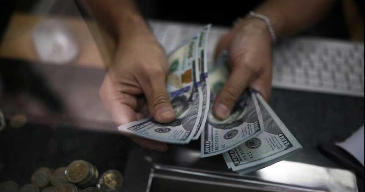 iquestPor queacute cae el doacutelar- los 4 factores que empujaron a la divisa al precio maacutes bajo en un mes