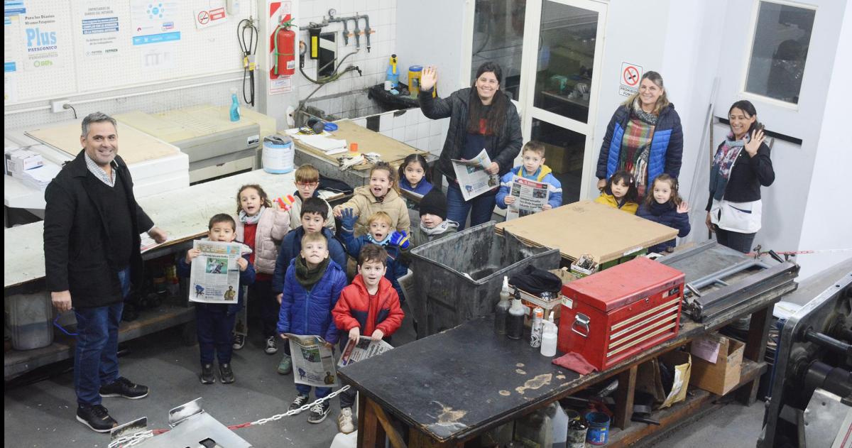Nintildeos y nintildeas del Jardiacuten Pichi Namun visitaron las instalaciones de El Diario