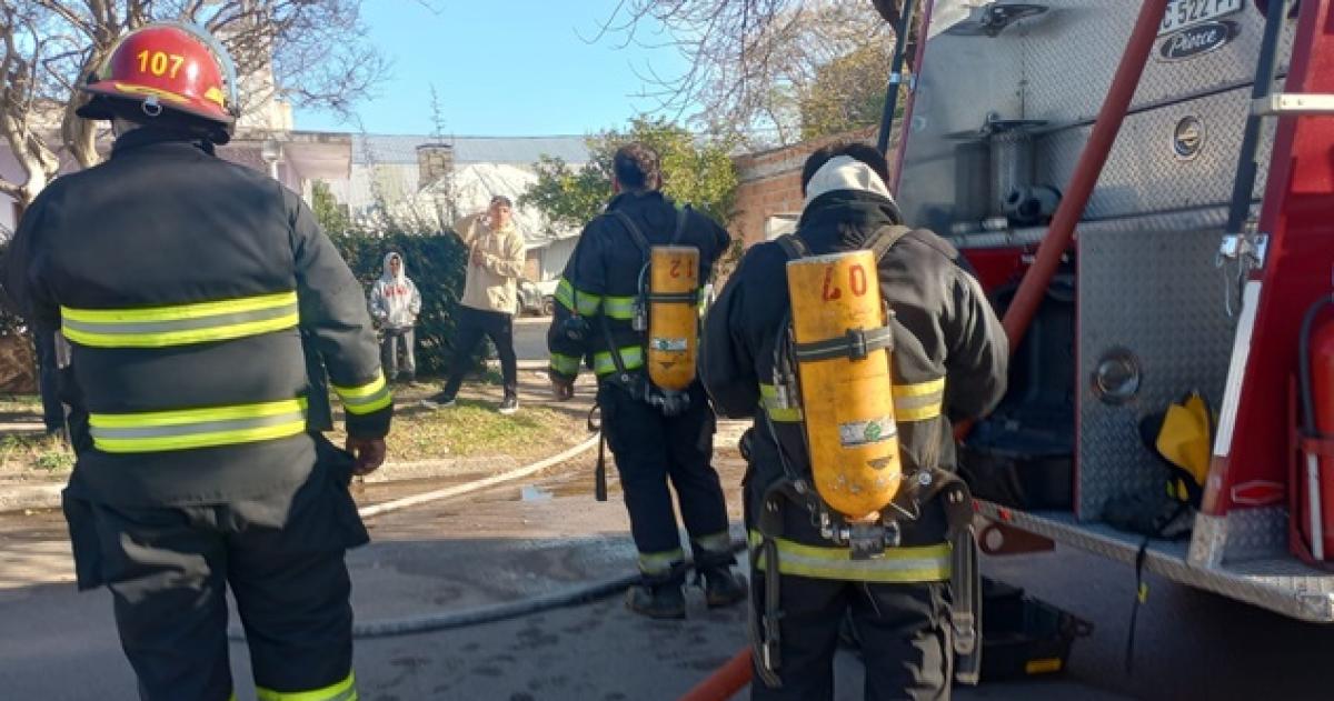 Bomberos controlaron un incendio en un depoacutesito de Pico