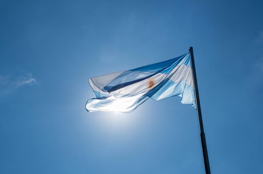 Televisan el acto por el Diacutea de la Bandera