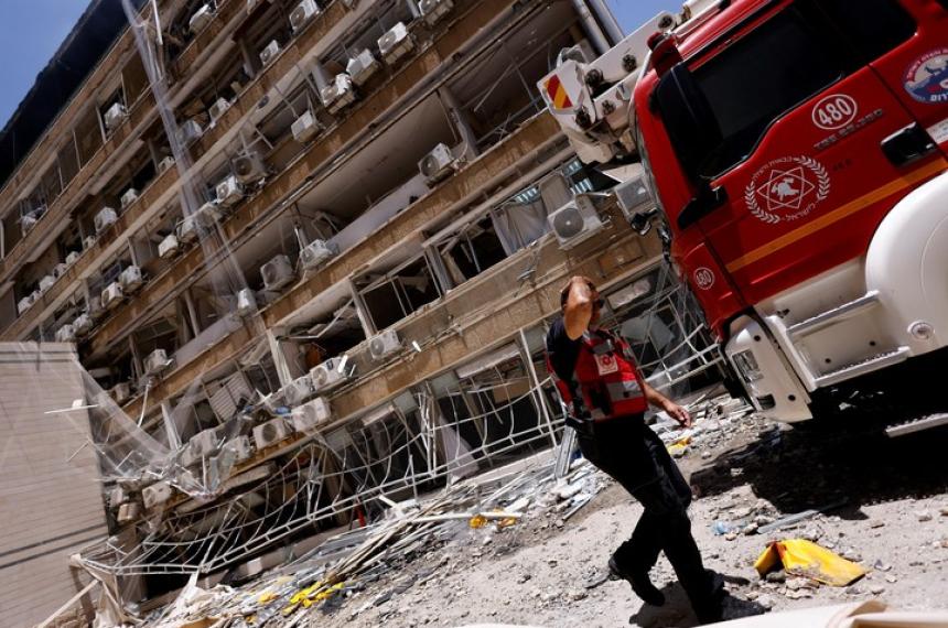 Un misil iraniacute impactoacute en un hospital de Israel  
