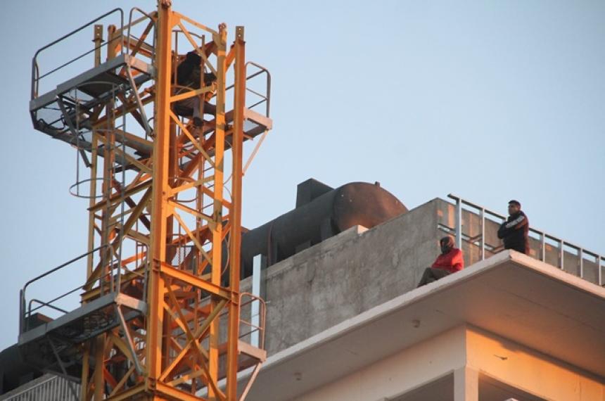 Tensioacuten en Pico por un hombre subido a una gruacutea- reclama una casa y ver a su hijo