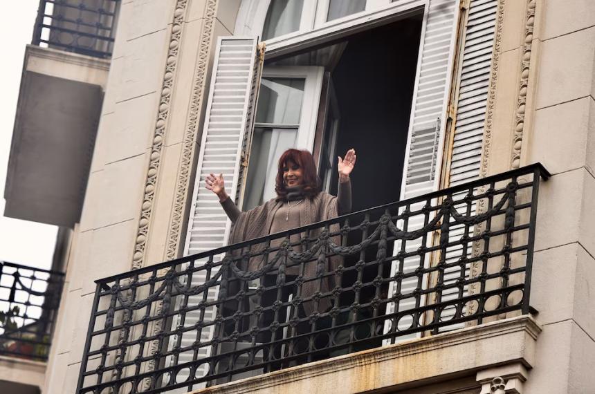La Justicia le permitioacute a Cristina Kirchner salir al balcoacuten