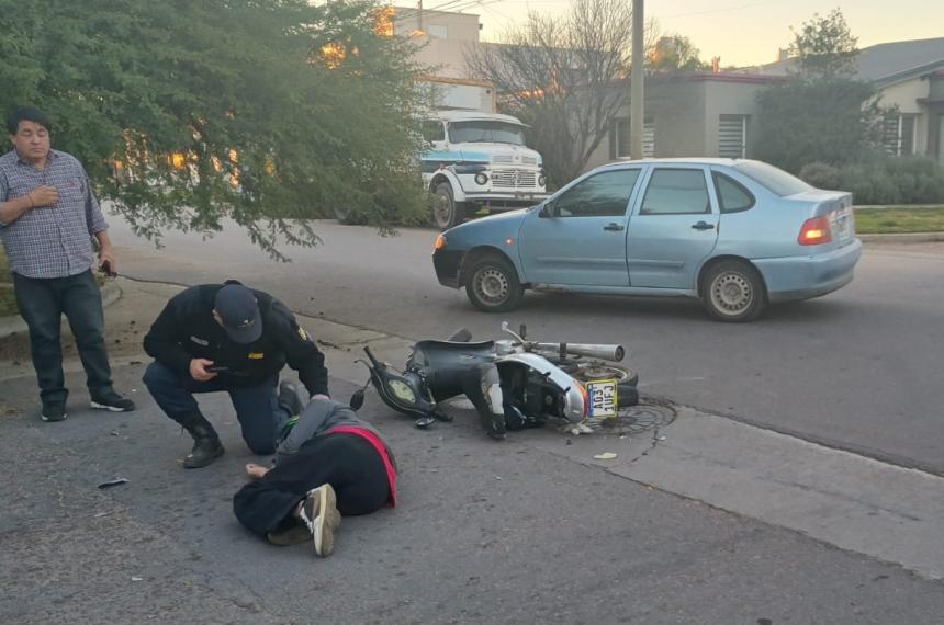 Un motociclista herido tras un choque con un automoacutevil  