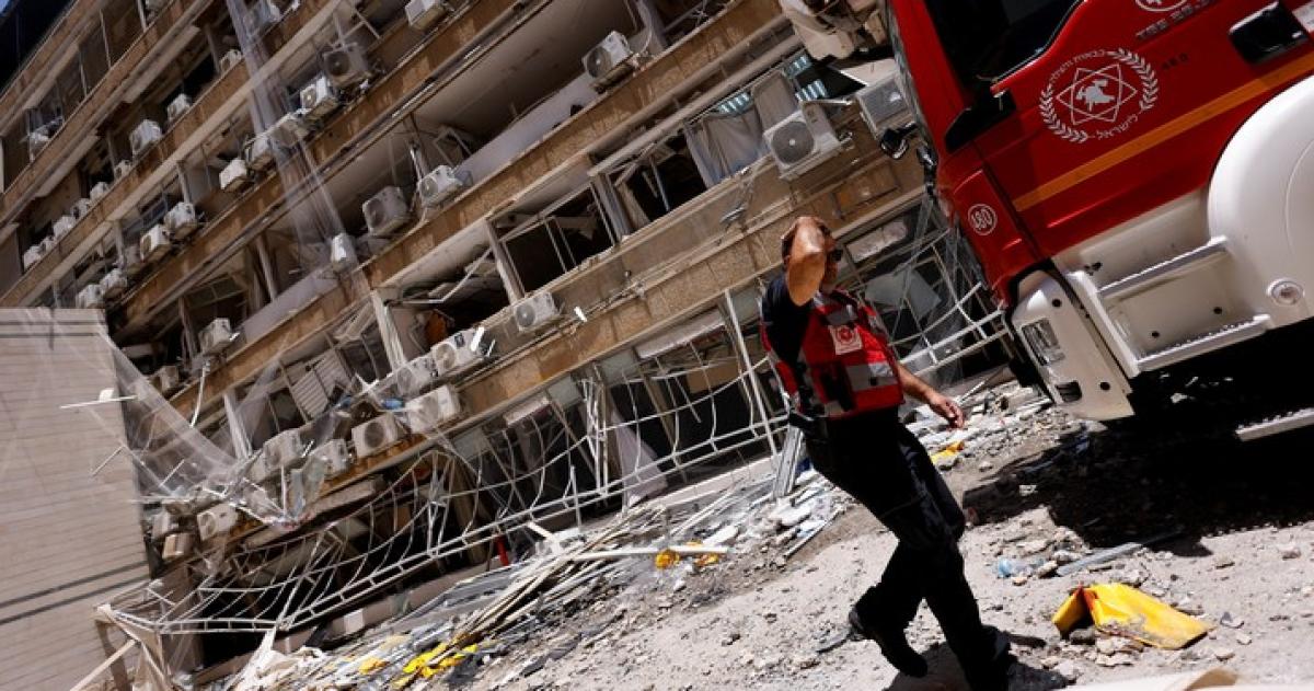 Un misil iraniacute impactoacute en un hospital de Israel  