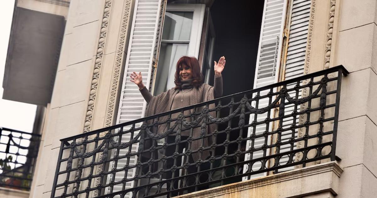 La Justicia le permitioacute a Cristina Kirchner salir al balcoacuten