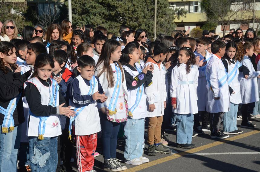 Los alumnos de cuarto grado prometieron lealtad a la bandera en el acto en Santa Rosa