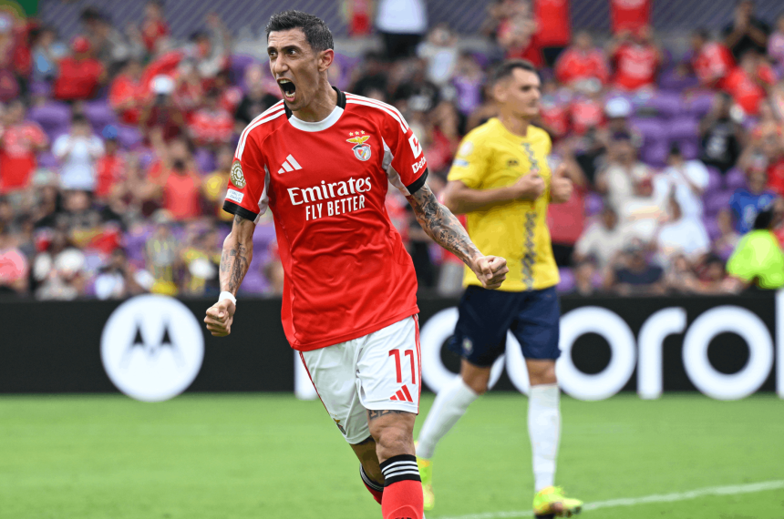 Benfica goleoacute a Auckland con doblete de Di Mariacutea
