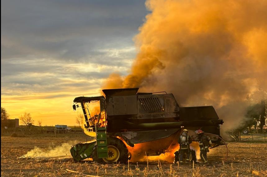 Se incendioacute una cosechadora sobre la Ruta 12