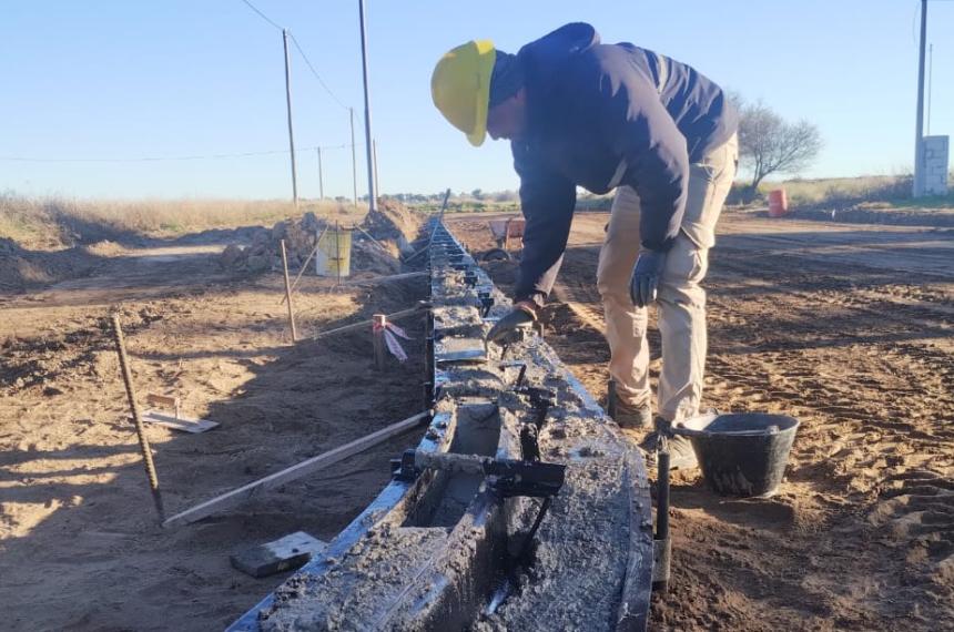 Construyen maacutes de 1000 metros de cordoacuten cuneta en Campos