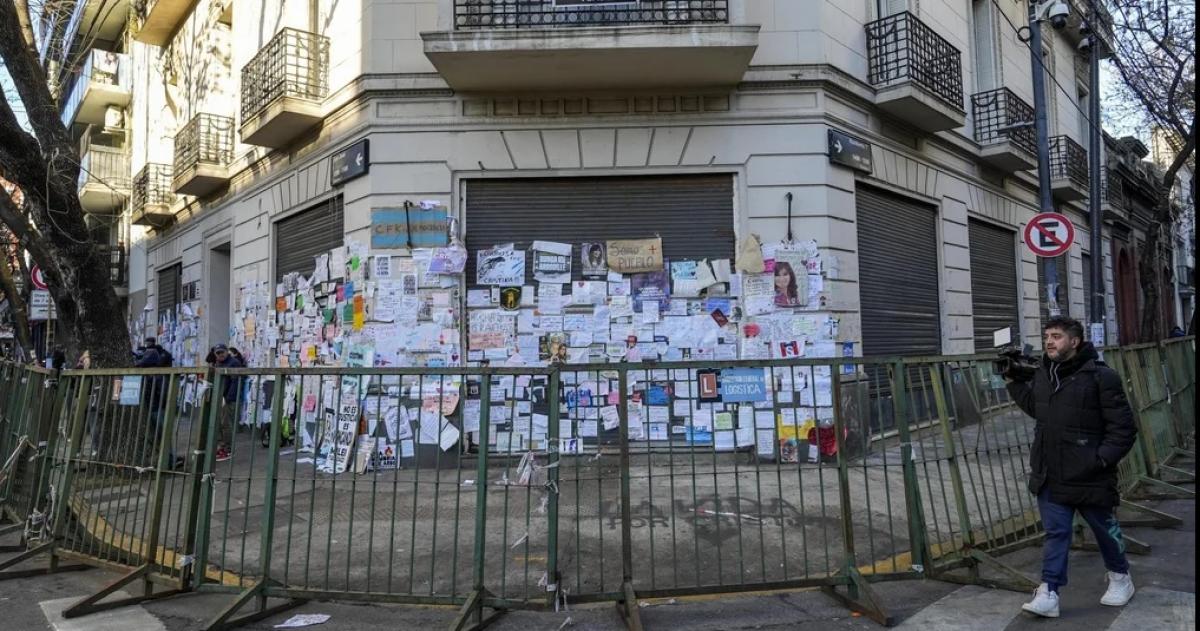 Cristina Kirchner denuncioacute un operativo ilegal en su casa y le puso un apodo a Bullrich