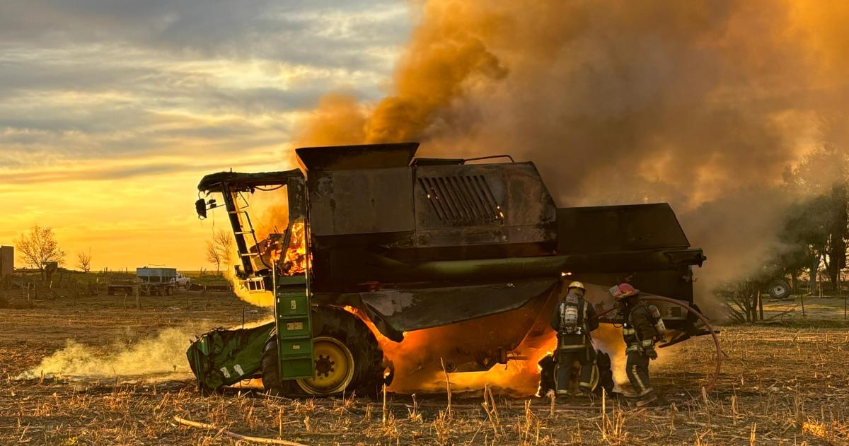 Se incendioacute una cosechadora sobre la Ruta 12