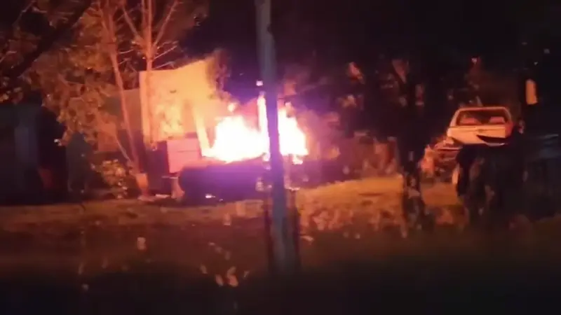 Un auto se quemoacute por completo en General Pico