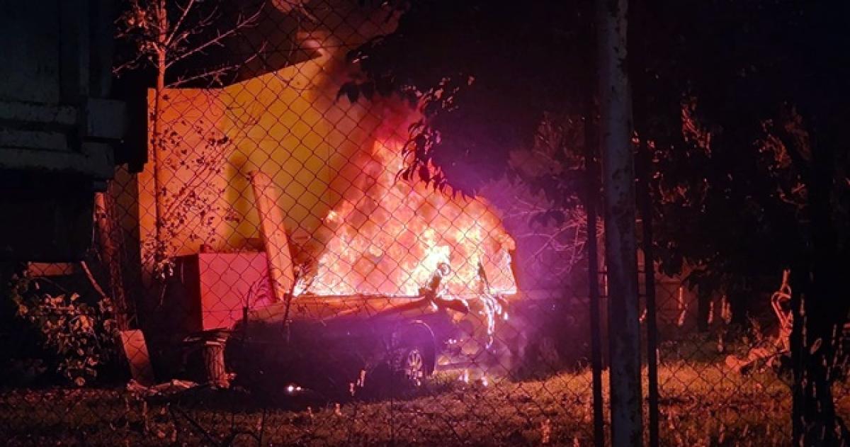 Un auto se quemoacute por completo en General Pico