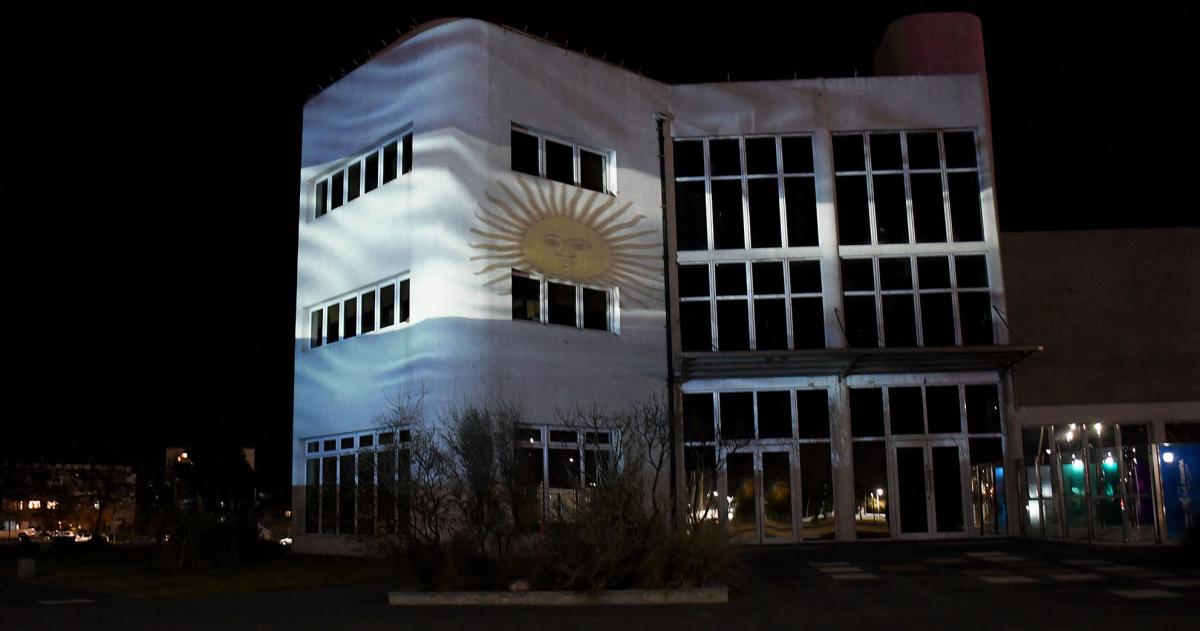 La bandera argentina cobroacute vida sobre el edificio del Medasur