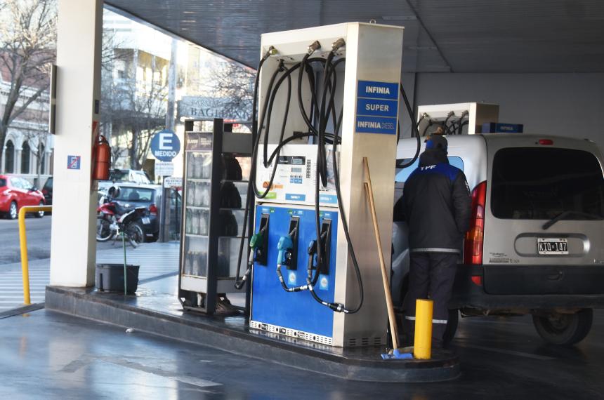 Anticipan otro aumento del combustible para julio