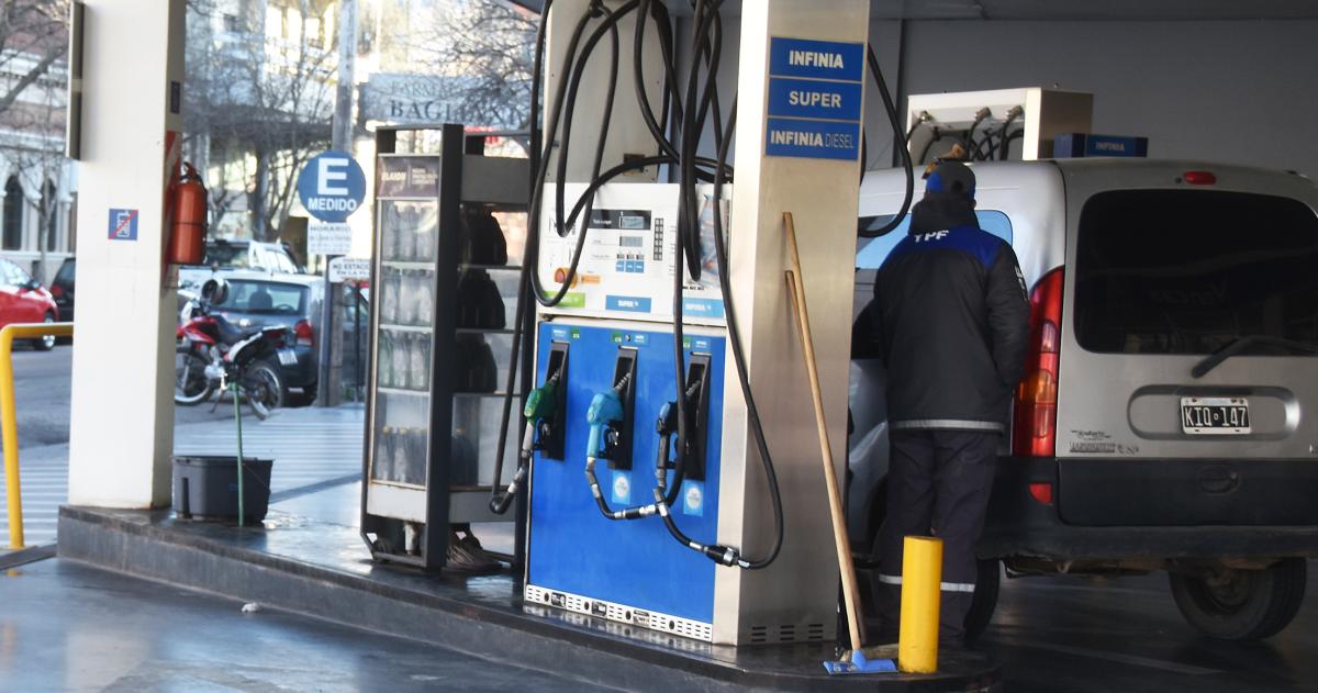 Anticipan otro aumento del combustible para julio