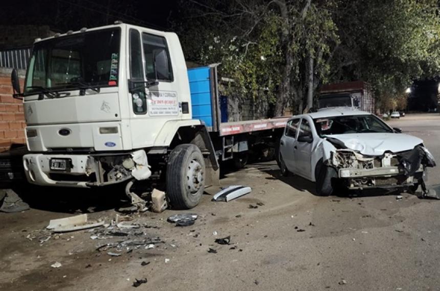 Chocaron un camioacuten estacionado y abandonaron el auto