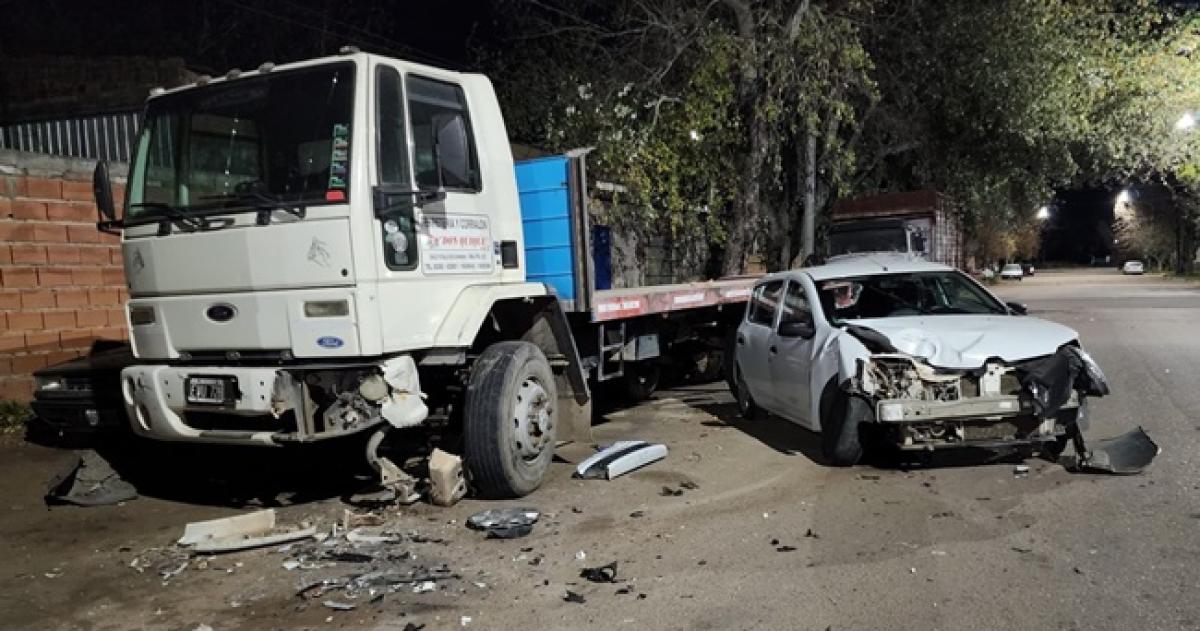 Chocaron un camioacuten estacionado y abandonaron el auto