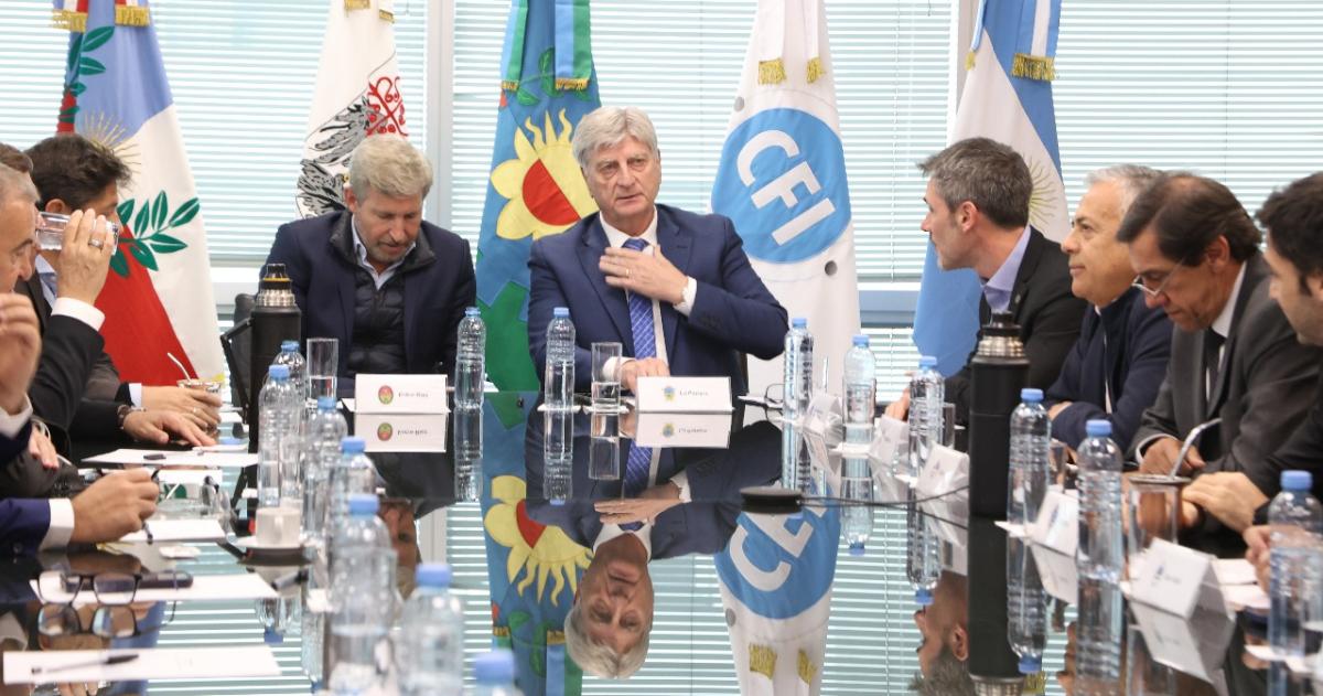 Los gobernadores acordaron y presentaraacuten su proyecto de coparticipacioacuten 