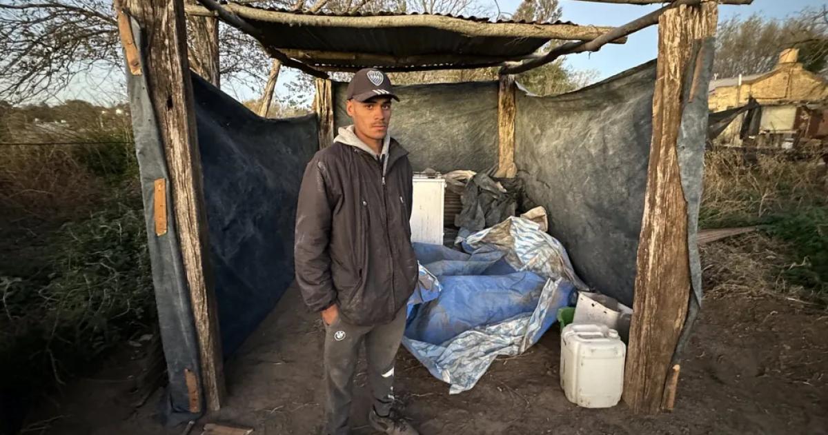Realicoacute- un joven se quedoacute en la calle y pide trabajo para salir adelante