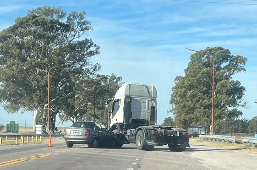 Un auto y un camioacuten chocaron sobre la Ruta 5
