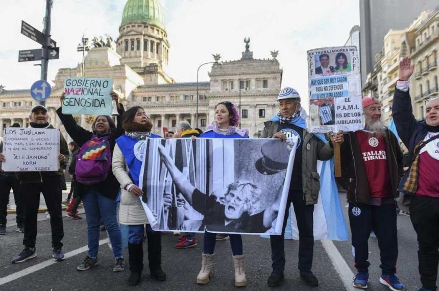 Como todos los mieacutercoles los jubilados protestan en el Congreso