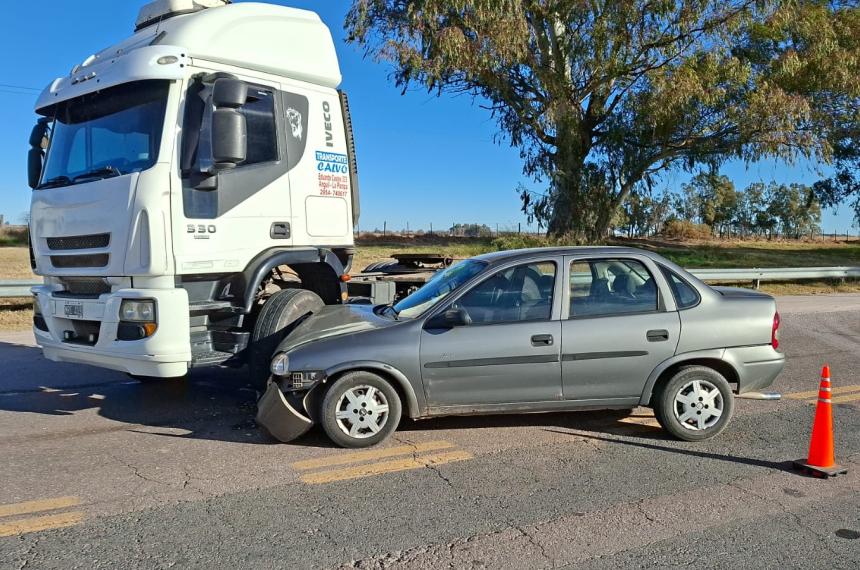 Un auto y un camioacuten chocaron sobre la Ruta 5
