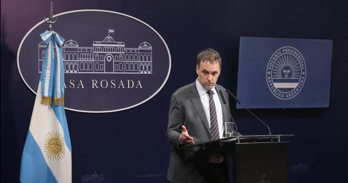 El Gobierno eliminoacute por decreto el Diacutea del Empleado Puacuteblico y los gremios protestaron