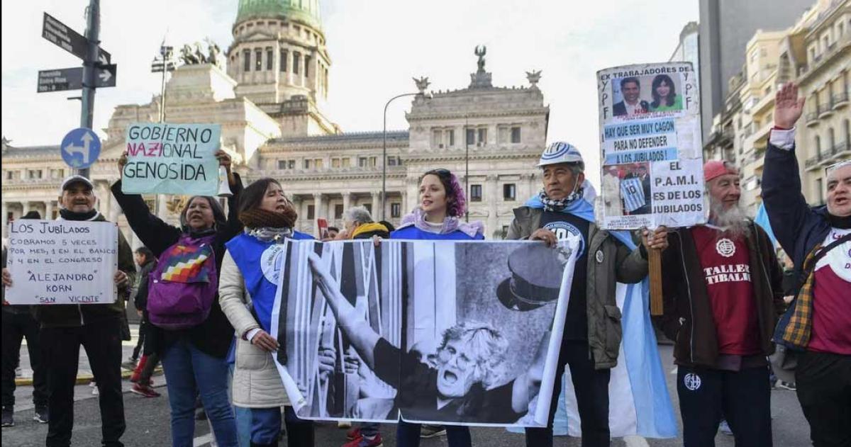 Como todos los mieacutercoles los jubilados protestan en el Congreso