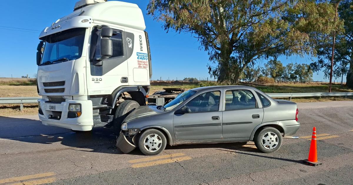 Un auto y un camioacuten chocaron sobre la Ruta 5