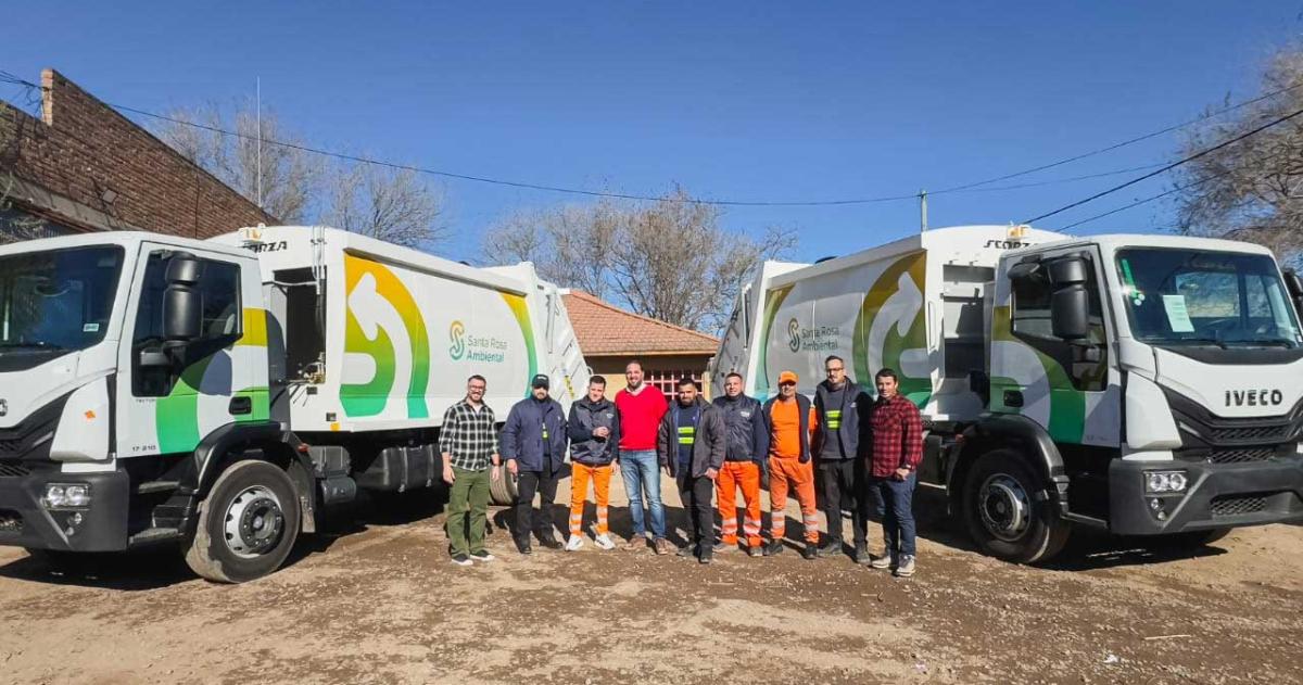 La Municipalidad presentoacute dos nuevos camiones para recolectar la basura