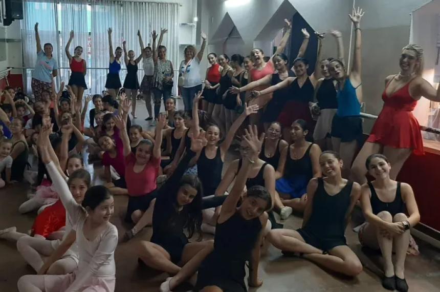Andrea Santamarina celebra 36 antildeos con la danza